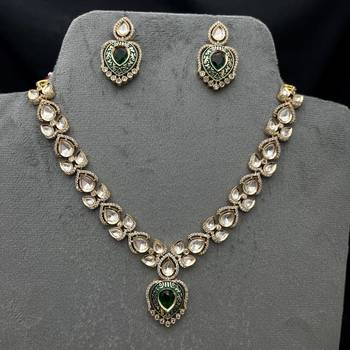 emerald green kundan necklace set with gold teardrop pendant 2