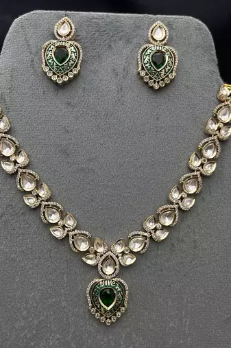 emerald green kundan necklace set with gold teardrop pendant