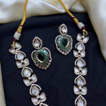 emerald green kundan necklace set with gold teardrop pendant 3