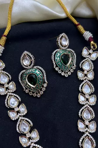 emerald green kundan necklace set with gold teardrop pendant
