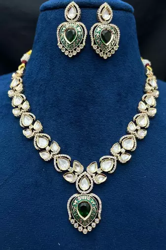 emerald green kundan necklace set with gold teardrop pendant