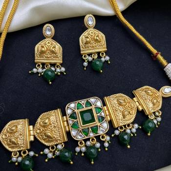 green kundan choker necklace set with emerald beads 3
