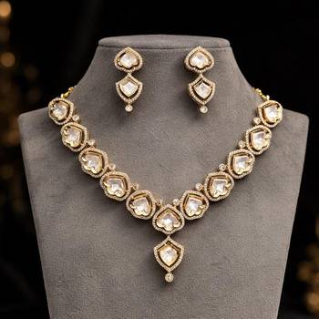 gold heart-shaped kundan necklace set with earrings 2