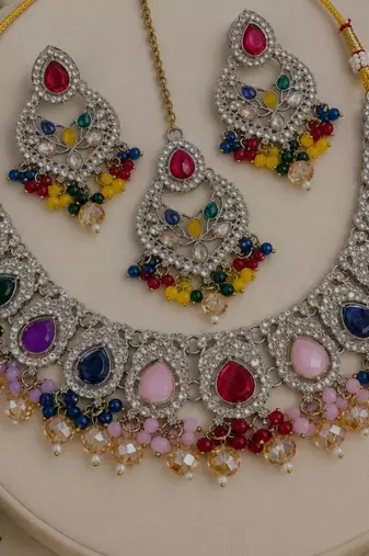 Multicolor mehandi-plated agate stone necklace set with earrings & maang tikka