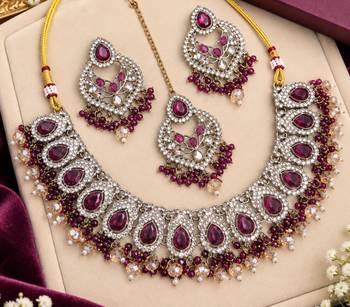 Wine mehandi-plated agate stone necklace set with earrings & maang tikka 2