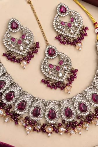 Wine mehandi-plated agate stone necklace set with earrings & maang tikka