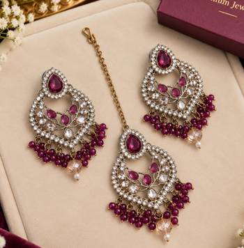 Wine mehandi-plated agate stone necklace set with earrings & maang tikka 3
