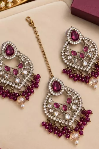 Wine mehandi-plated agate stone necklace set with earrings & maang tikka