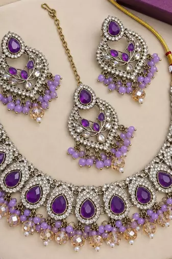 Purple mehandi-plated agate stone necklace set with earrings & maang tikka
