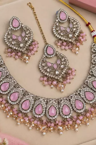 Baby pink mehandi-plated agate stone necklace set with earrings & maang tikka