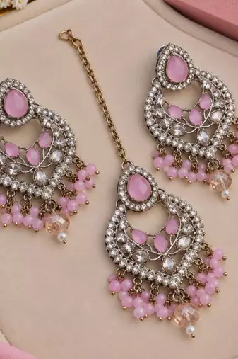 Baby pink mehandi-plated agate stone necklace set with earrings & maang tikka