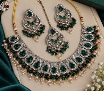 Green mehandi-plated agate stone necklace set with earrings & maang tikka 2