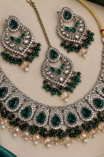 Green mehandi-plated agate stone necklace set with earrings & maang tikka