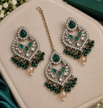 Green mehandi-plated agate stone necklace set with earrings & maang tikka 3