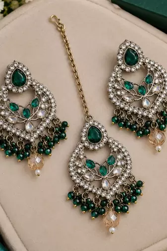 Green mehandi-plated agate stone necklace set with earrings & maang tikka