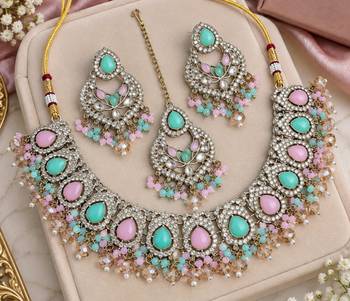 Pink pista mehandi-plated agate stone necklace set with earrings & maang tikka 2