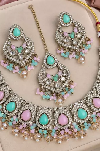 Pink pista mehandi-plated agate stone necklace set with earrings & maang tikka