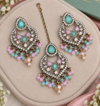 Pink pista mehandi-plated agate stone necklace set with earrings & maang tikka 3