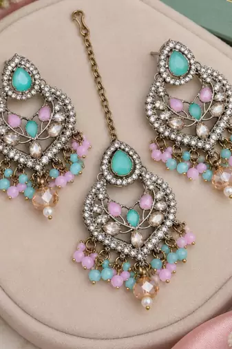Pink pista mehandi-plated agate stone necklace set with earrings & maang tikka