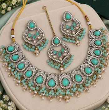 Pista mehandi-plated agate stone necklace set with earrings & maang tikka 2