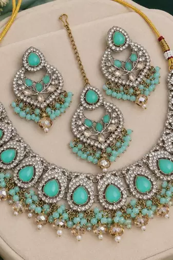 Pista mehandi-plated agate stone necklace set with earrings & maang tikka