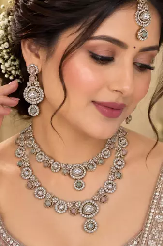Pink pista mehandi-plated kundan agate stone necklace set with earrings & maang tikka