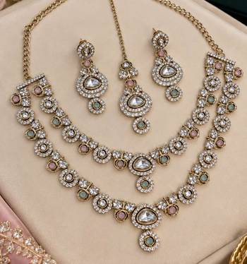 Pink pista mehandi-plated kundan agate stone necklace set with earrings & maang tikka 2