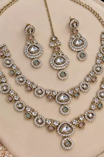 Pink pista mehandi-plated kundan agate stone necklace set with earrings & maang tikka