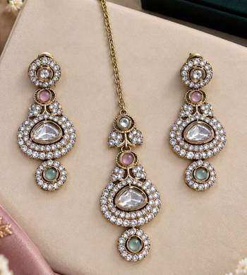 Pink pista mehandi-plated kundan agate stone necklace set with earrings & maang tikka 3