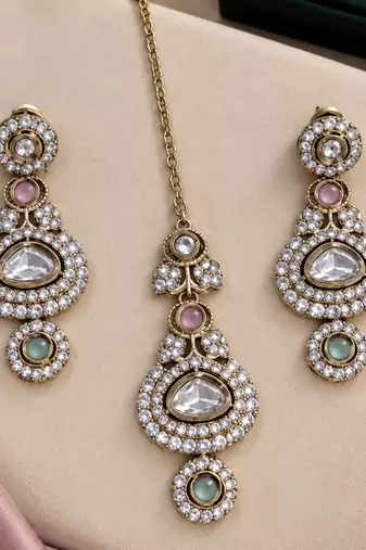 Pink pista mehandi-plated kundan agate stone necklace set with earrings & maang tikka