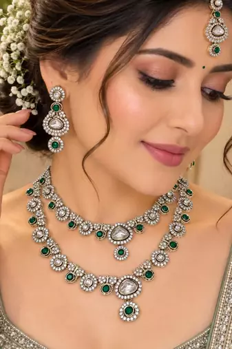 Green mehandi-plated kundan agate stone necklace set with earrings & maang tikka