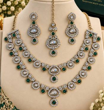 Green mehandi-plated kundan agate stone necklace set with earrings & maang tikka 2
