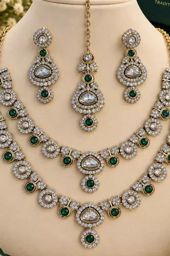 Green mehandi-plated kundan agate stone necklace set with earrings & maang tikka