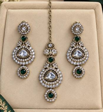 Green mehandi-plated kundan agate stone necklace set with earrings & maang tikka 3