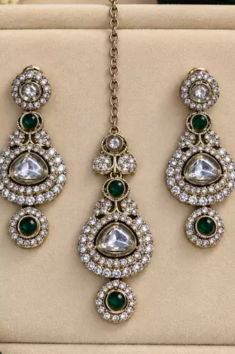Green mehandi-plated kundan agate stone necklace set with earrings & maang tikka