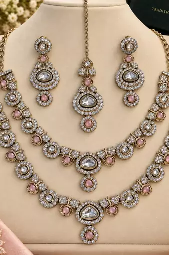 Baby pink mehandi-plated kundan agate stone necklace set with earrings & maang tikka