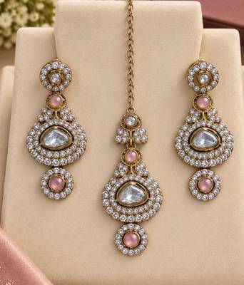 Baby pink mehandi-plated kundan agate stone necklace set with earrings & maang tikka 3