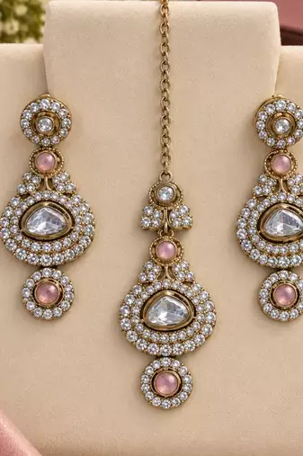 Baby pink mehandi-plated kundan agate stone necklace set with earrings & maang tikka