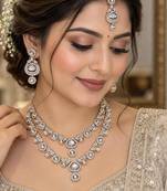 White mehandi-plated kundan agate stone & necklace set with earrings & maang tikka