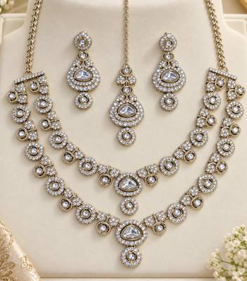 White mehandi-plated kundan agate stone & necklace set with earrings & maang tikka 2