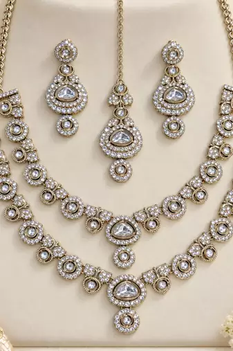 White mehandi-plated kundan agate stone & necklace set with earrings & maang tikka