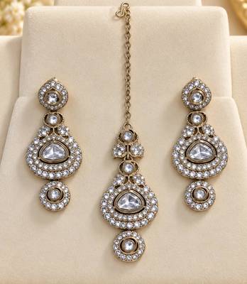 White mehandi-plated kundan agate stone & necklace set with earrings & maang tikka 3