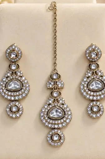 White mehandi-plated kundan agate stone & necklace set with earrings & maang tikka