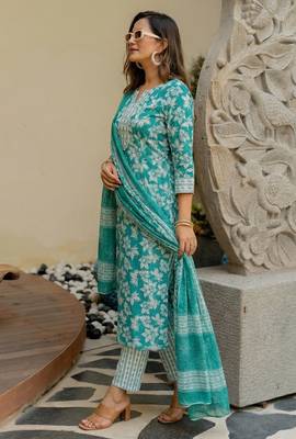 Mirchi Fashion Women's Teal & Green Floral Print Pure Cotton Kurti With Pant & Dupatta Set 4