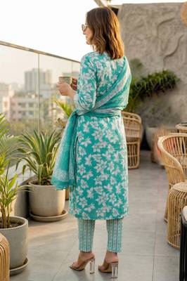 Mirchi Fashion Women's Teal & Green Floral Print Pure Cotton Kurti With Pant & Dupatta Set 6