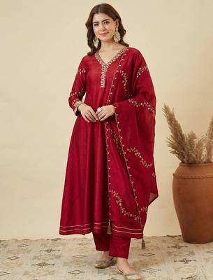 Red vichitra silk heavy thread embroidery work kurta pant set 2