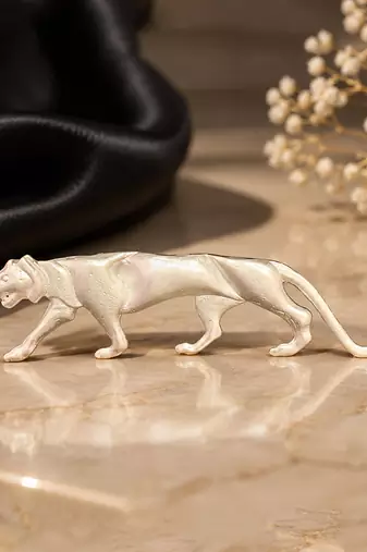 Elegant panther brooch with sleek animal motif – statement fashion brooch