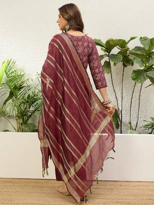 Women’s cotton printed straight kurta pent dupatta sets 4