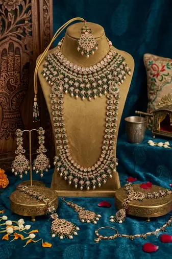 Green antique gold-plated agate stone two-layer necklace set with earrings, pasha, nath, panja & tika