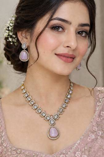 Baby pink mehandi-plated agate stone necklace set with earrings